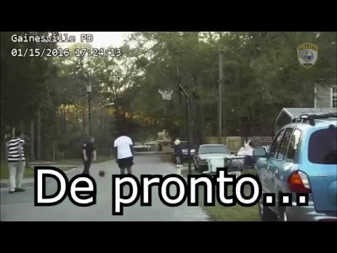 Policías juegan al basket con adolescentes