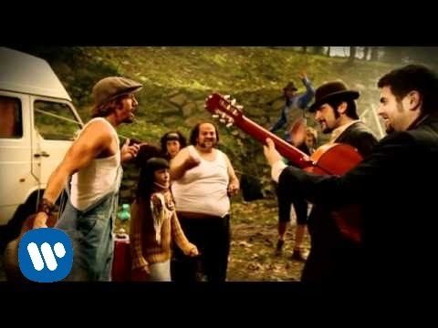 Con la mano levantá. Macaco con Estopa