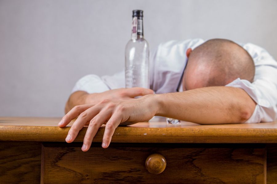 Lo que le pasa a tu cerebro cuando pierdes el conocimiento después de beber alcohol en exceso
