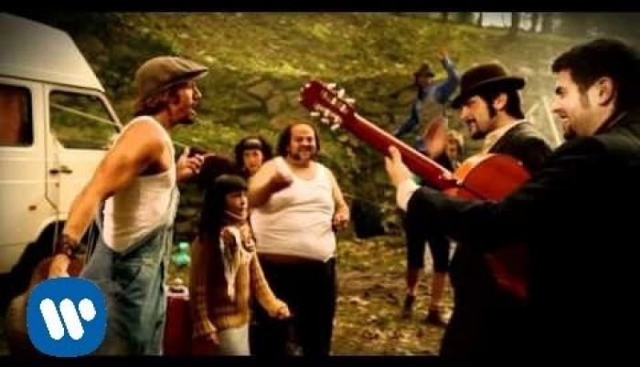 Con la mano levantá. Macaco con Estopa