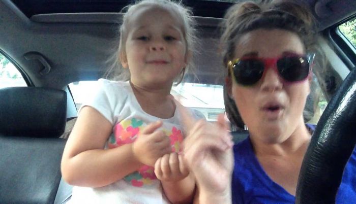 Dueto de madre e hija. La música es felicidad