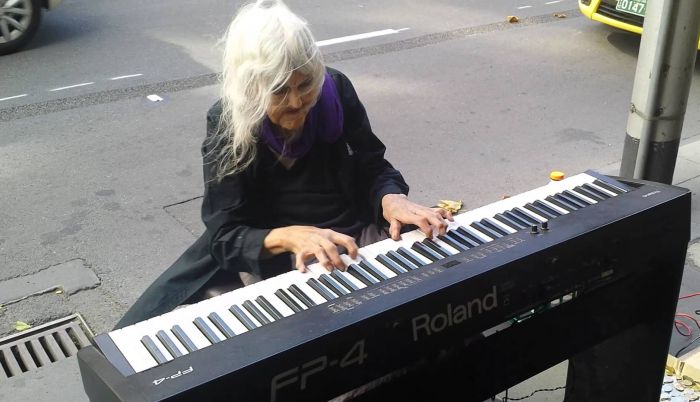 Pianista de 80 años tocando en la calle
